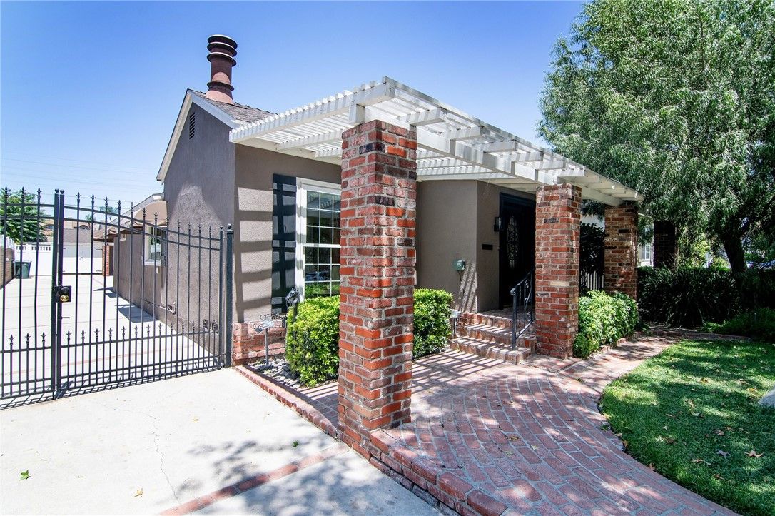 Vacant home staging in Burbank, CA, exterior