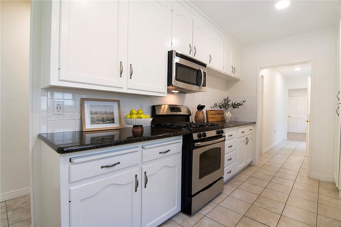Vacant home staging in Burbank, CA, kitchen